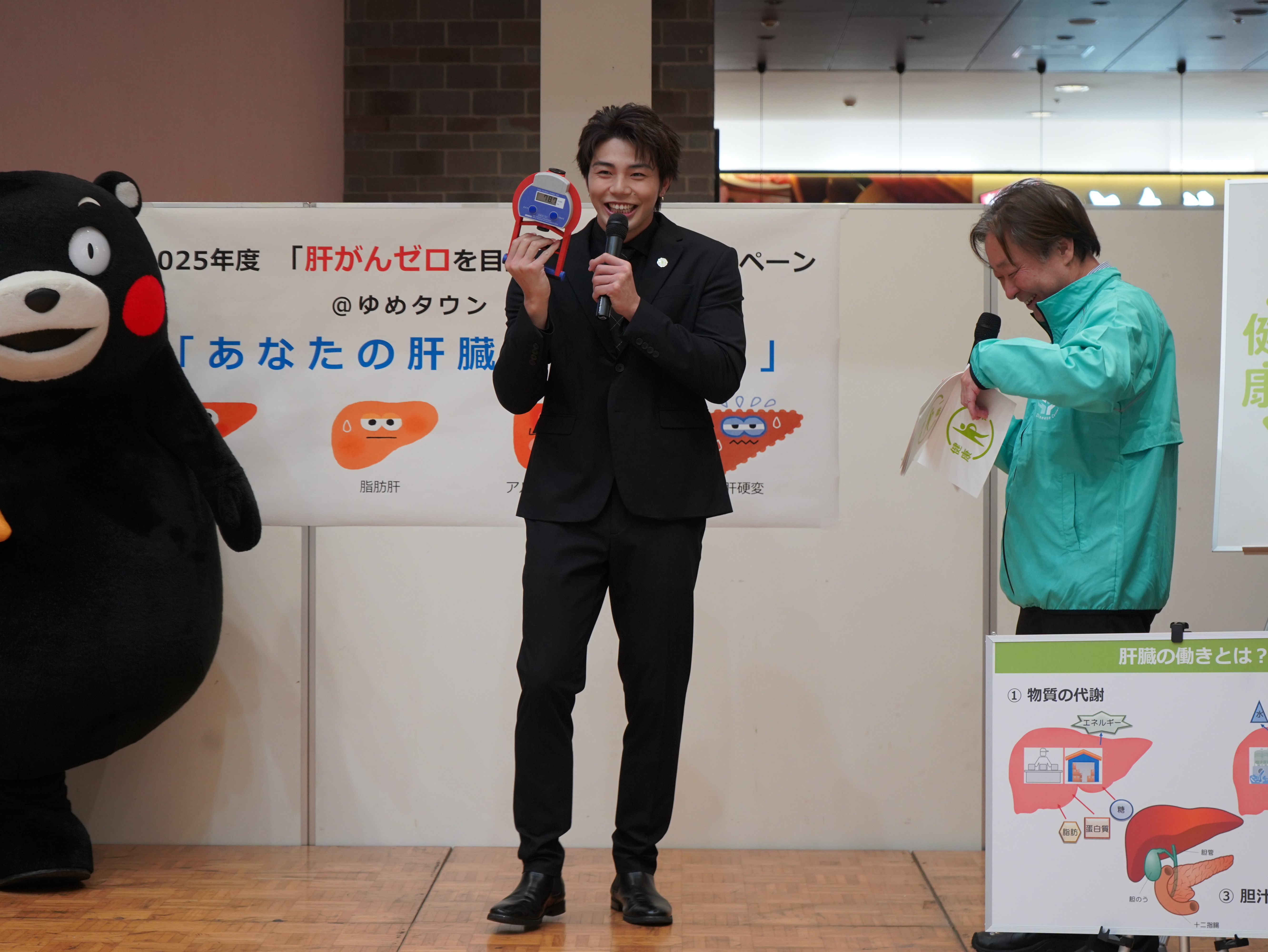 握力測定に挑戦する武知海青さん