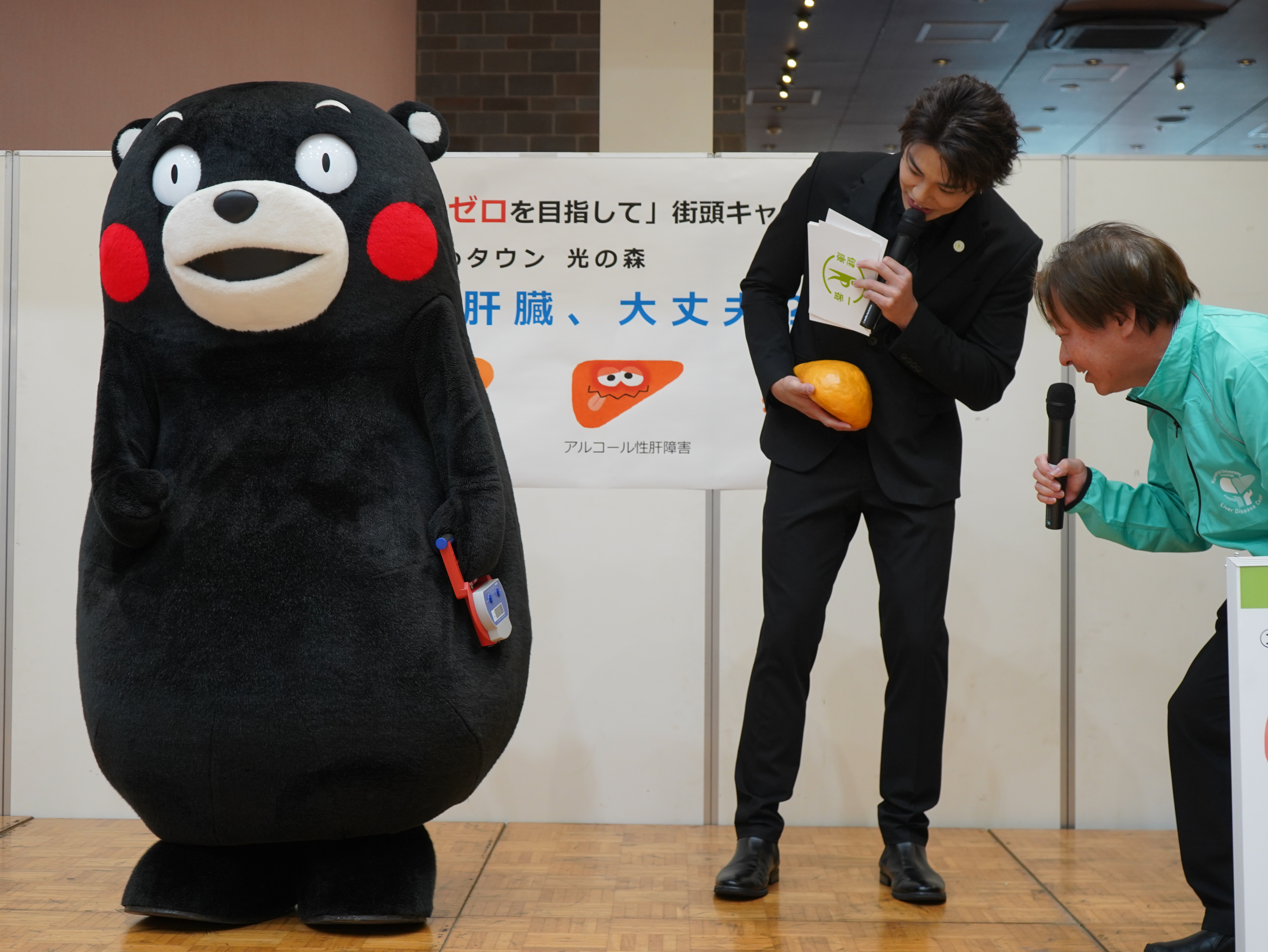 測定結果を見る武知海青さんと田中教授