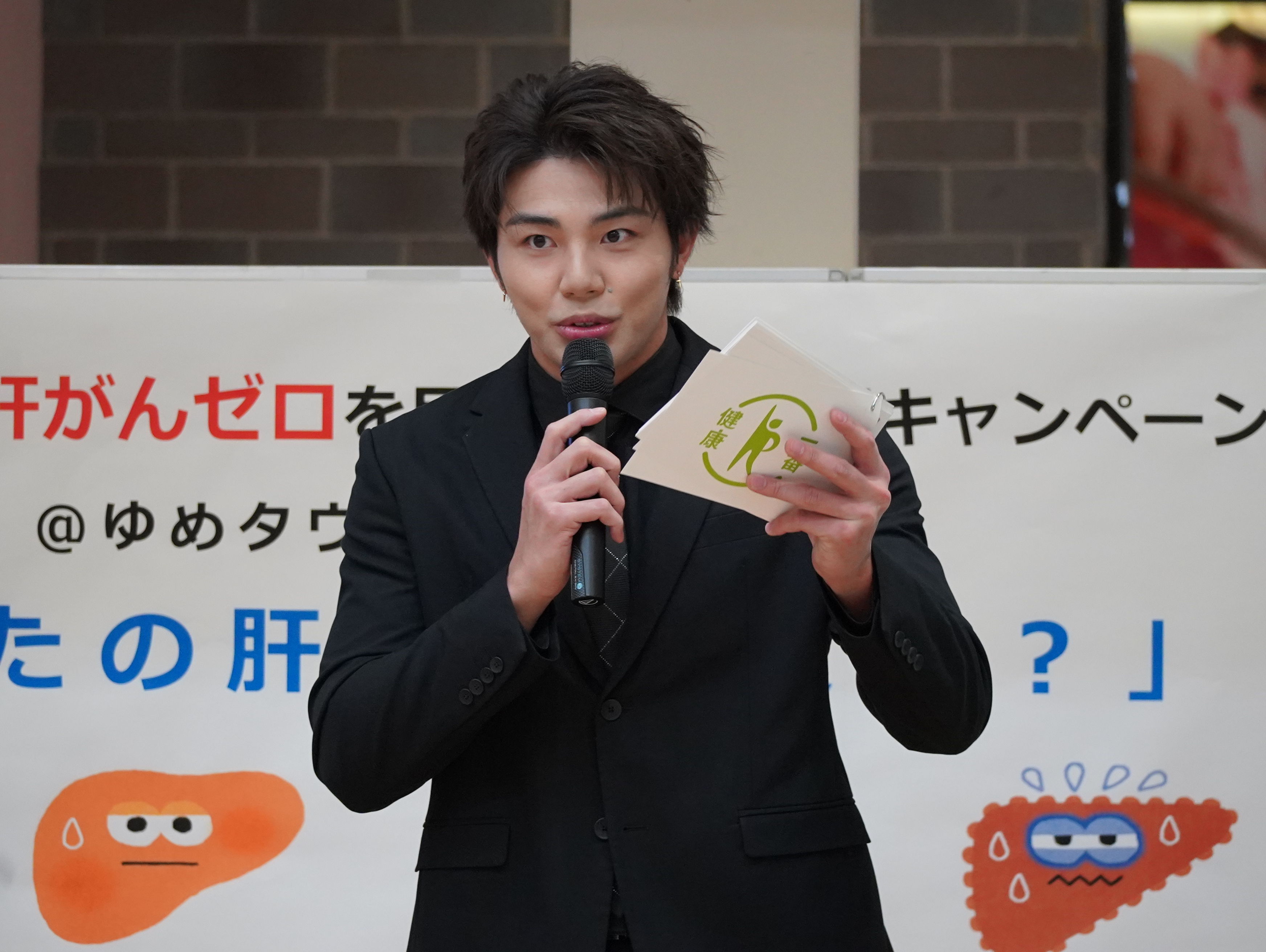 メッセージを送る武知海青さん