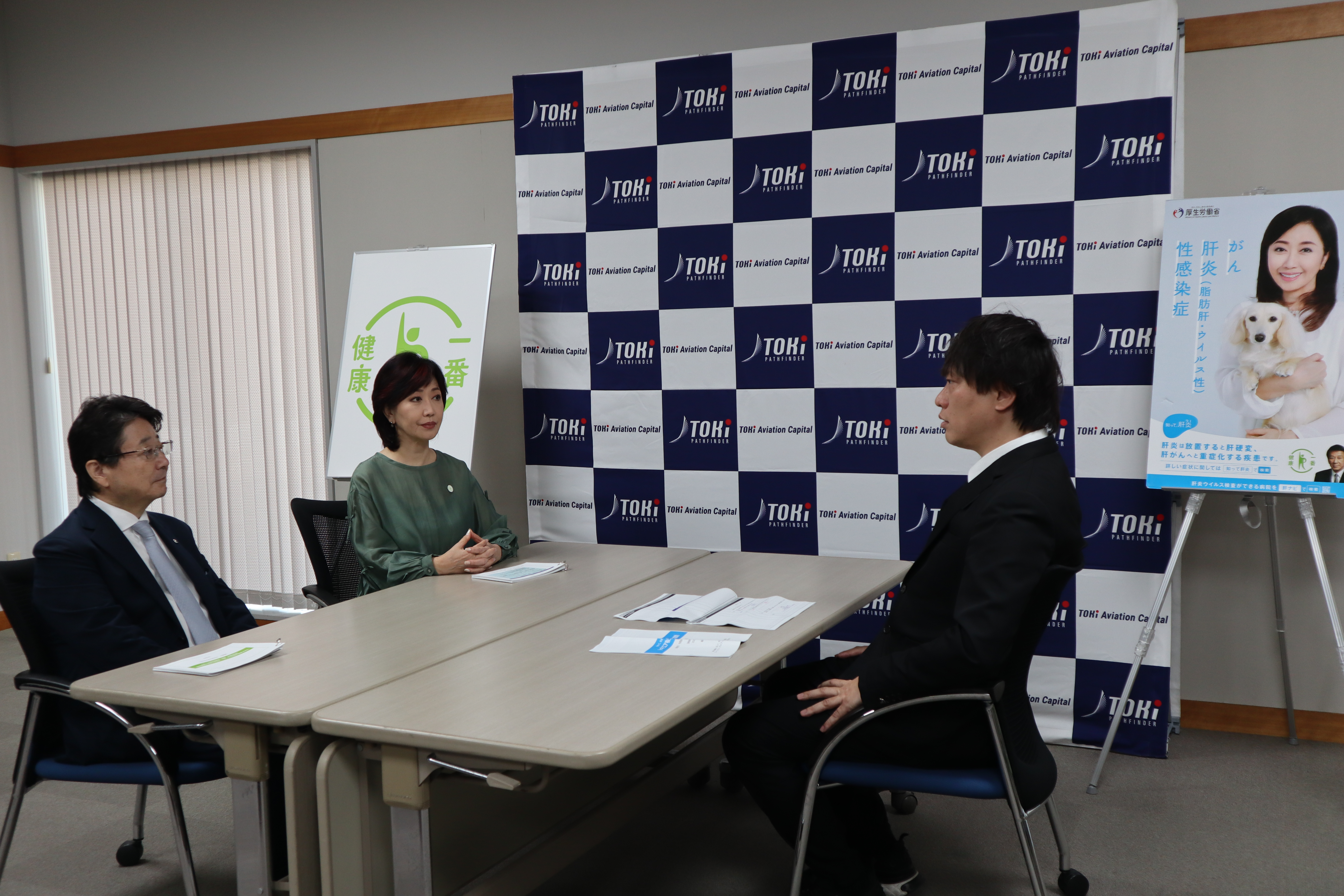 対談・握力測定の様子1