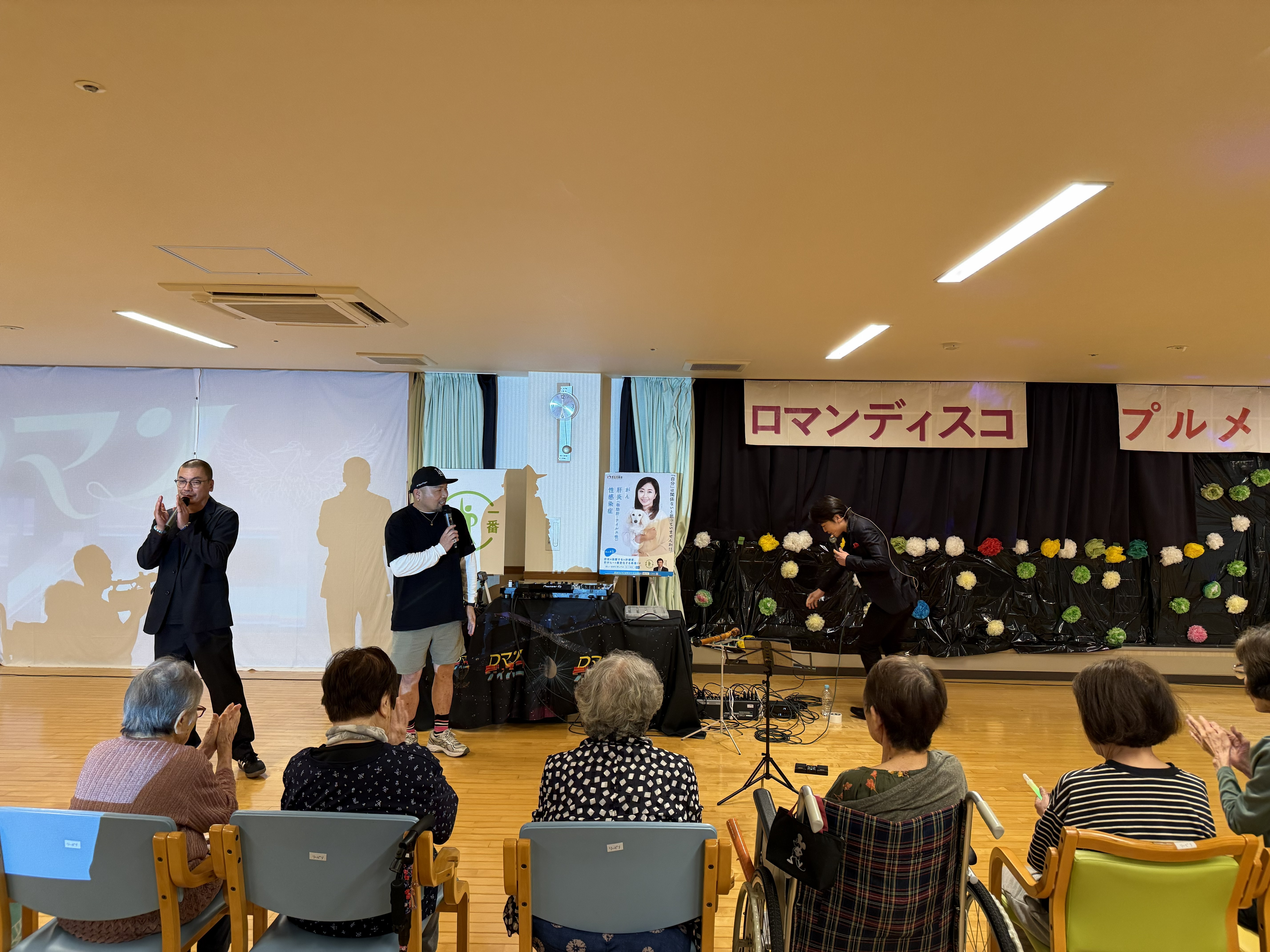 SU氏とDJ GEN氏による登壇の様子